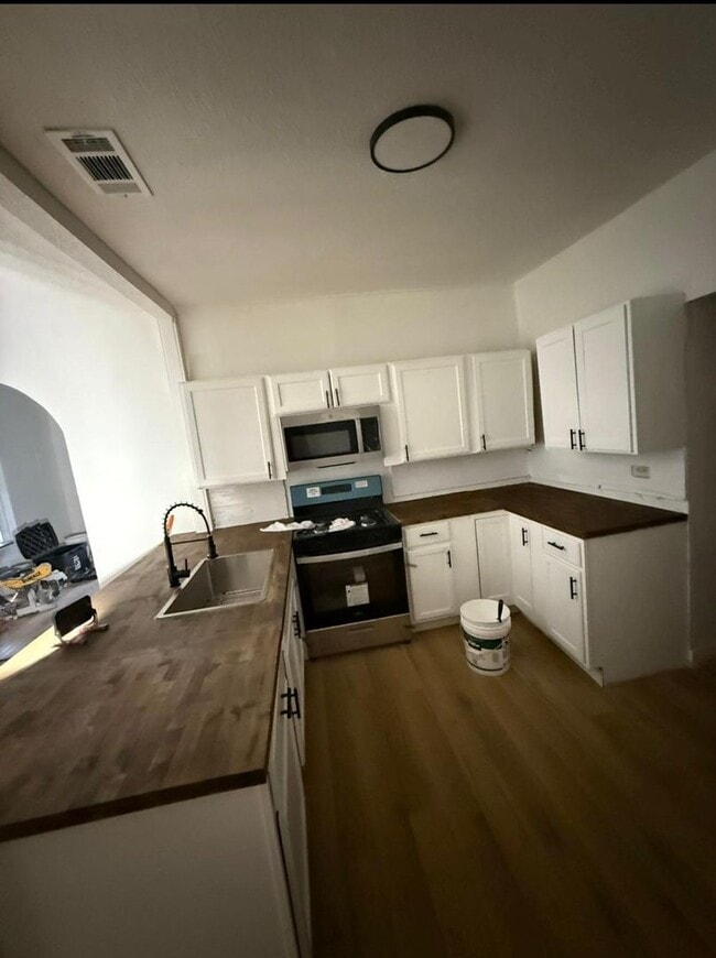 Building Photo - 4 Bed, 2 Bath Home Near Downtown San Antonio