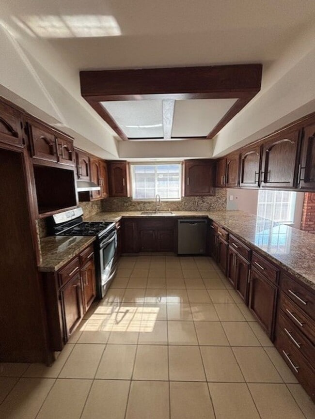 Building Photo - Clean 3 Bedroom / 2 Bathroom Home near Pac...