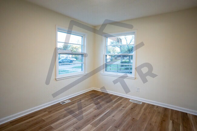 Building Photo - 1921 S Vine St