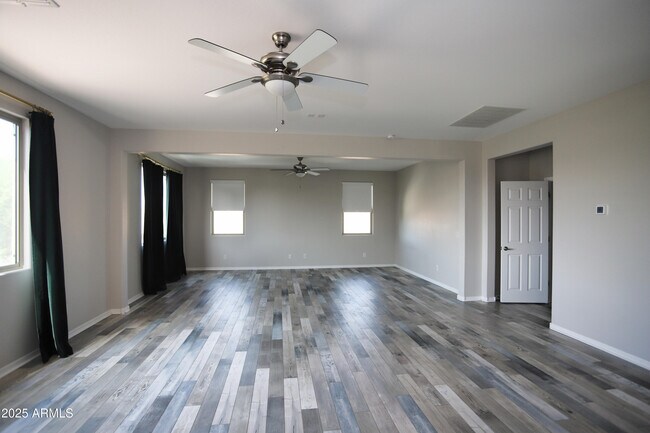 Building Photo - 947 E Ladbroke Way