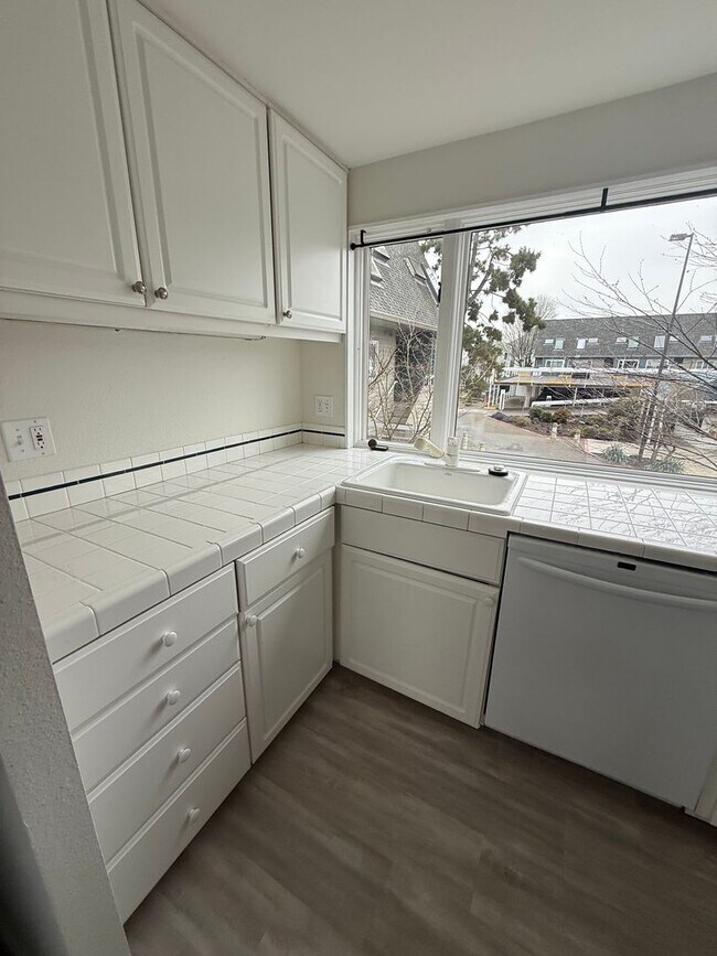 Building Photo - Beautiful Hayden Bay Condo with Mount Hood, River and Marina Views!