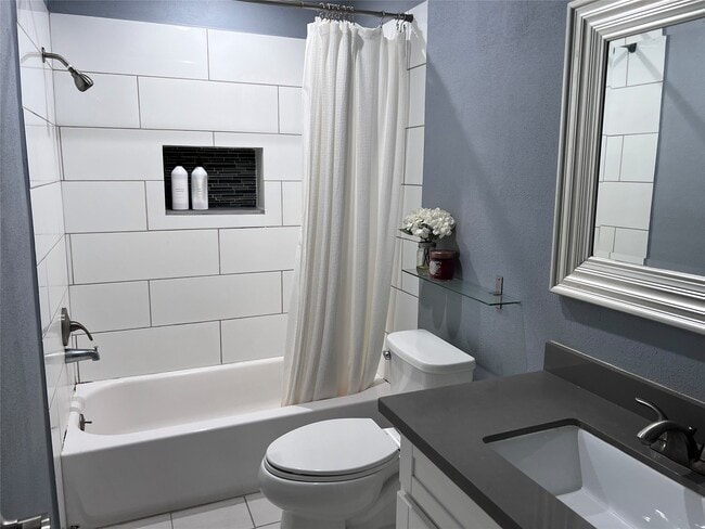 Building Photo - 6486 Alisa Ln