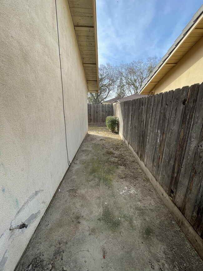Building Photo - 1720 Floyd Ave