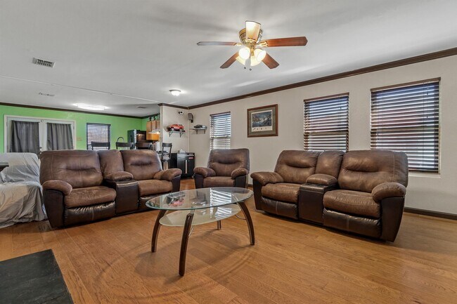 Building Photo - 120 Live Oak Ln