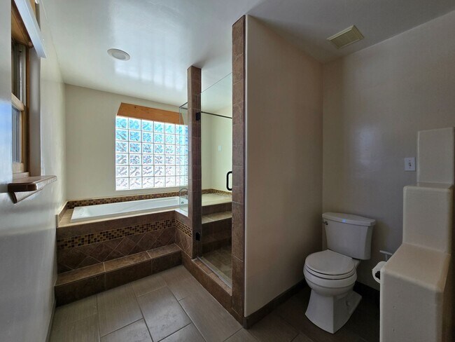 Building Photo - 19 Camerada Rd