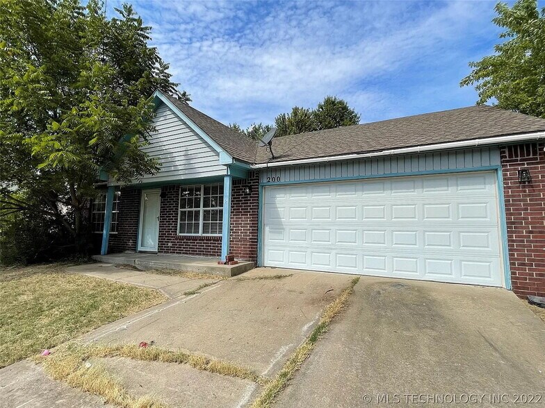 Primary Photo - 200 E Laredo Pl