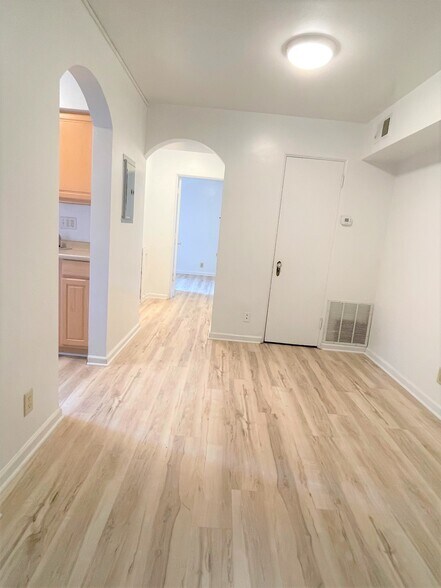 Building Photo - 5712 Phillips Ave