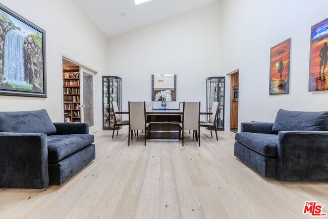 Building Photo - 2637 Angelo Dr