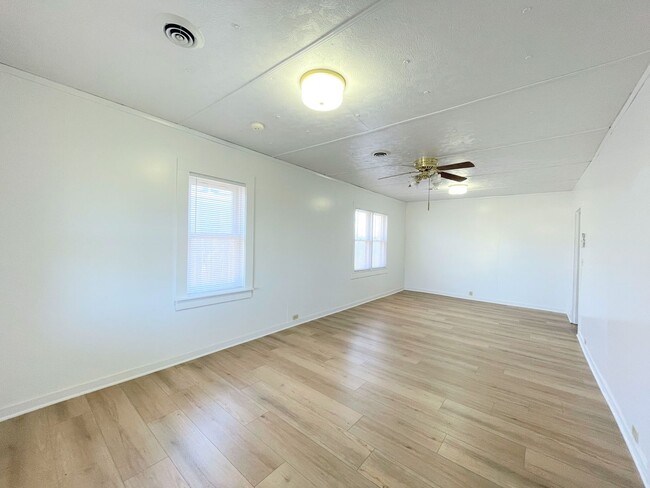 Building Photo - 2 bedroom home in South Hutchinson