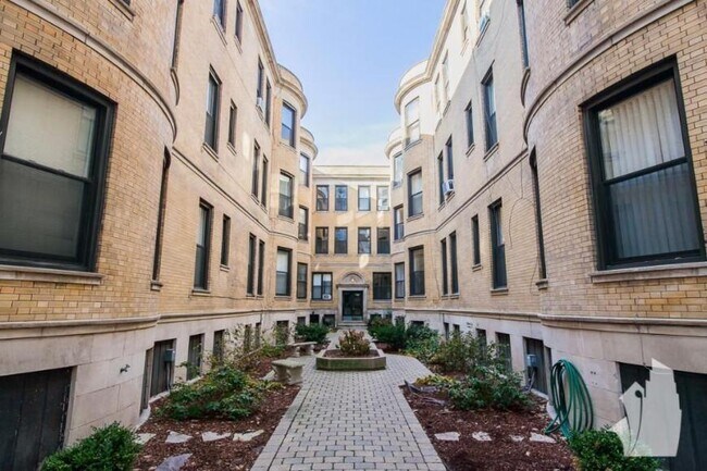Primary Photo - 2 bedroom in Chicago IL 60610