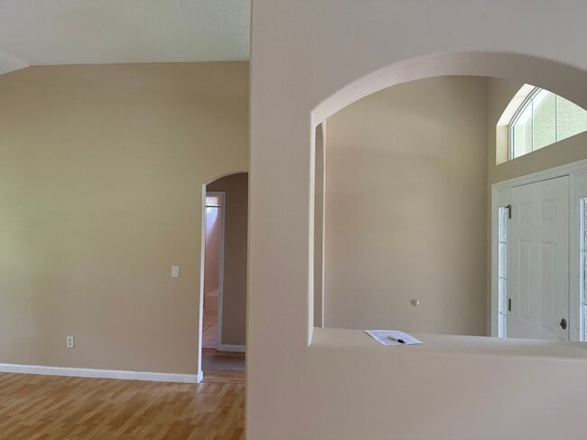 Building Photo - 18 Poinbury Dr