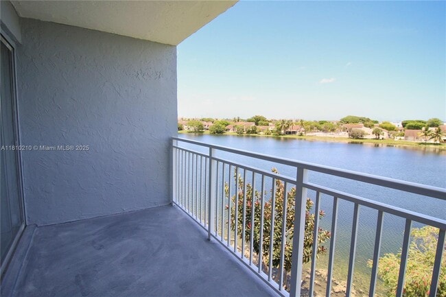 Primary Photo - 9359 Fontainebleau Blvd