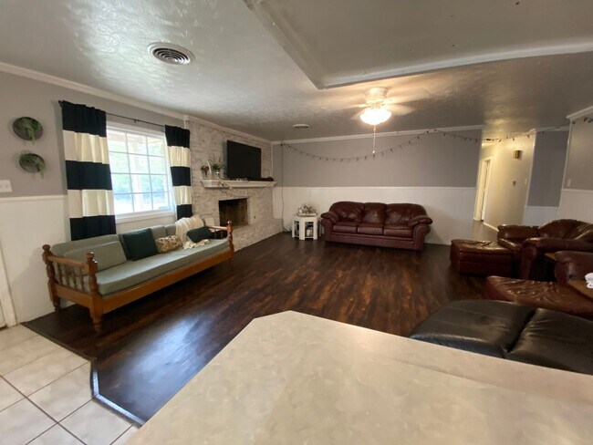 Building Photo - Great 3 Bedroom 2 Bathroom house with Bonu...