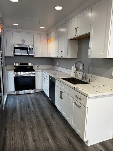 Building Photo - 6117 E Seaside Walk