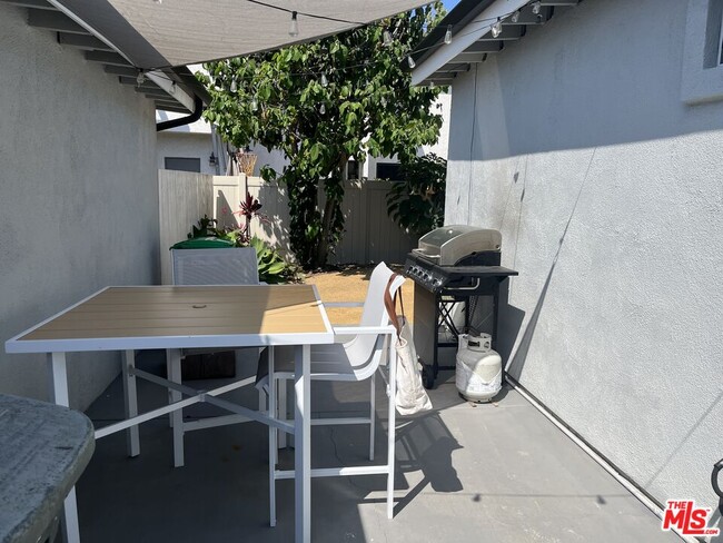Building Photo - 2658 Santa Ana Ave