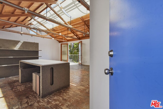 Building Photo - 656 Angelus Pl