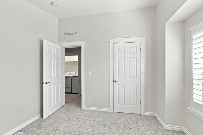 Building Photo - 136 Creekside Village Dr