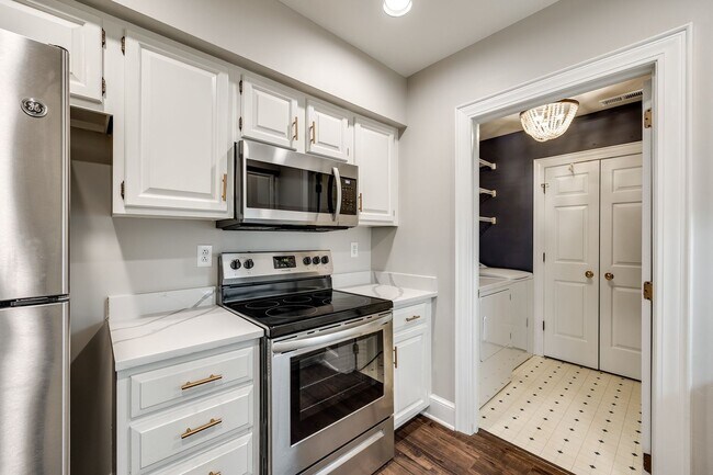 Building Photo - Hard to find Myers Park 2 bed 2 bath 1st floor Gem!
