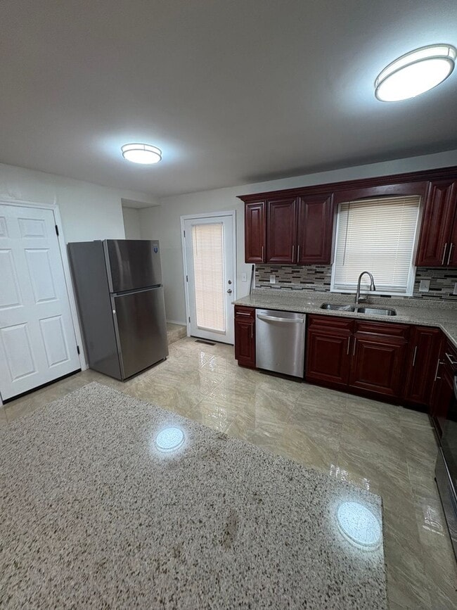 Building Photo - Beautiful 3 Bed / 2 Bath Updated Bungalow with Large Fenced Yard and Brand-New Deck