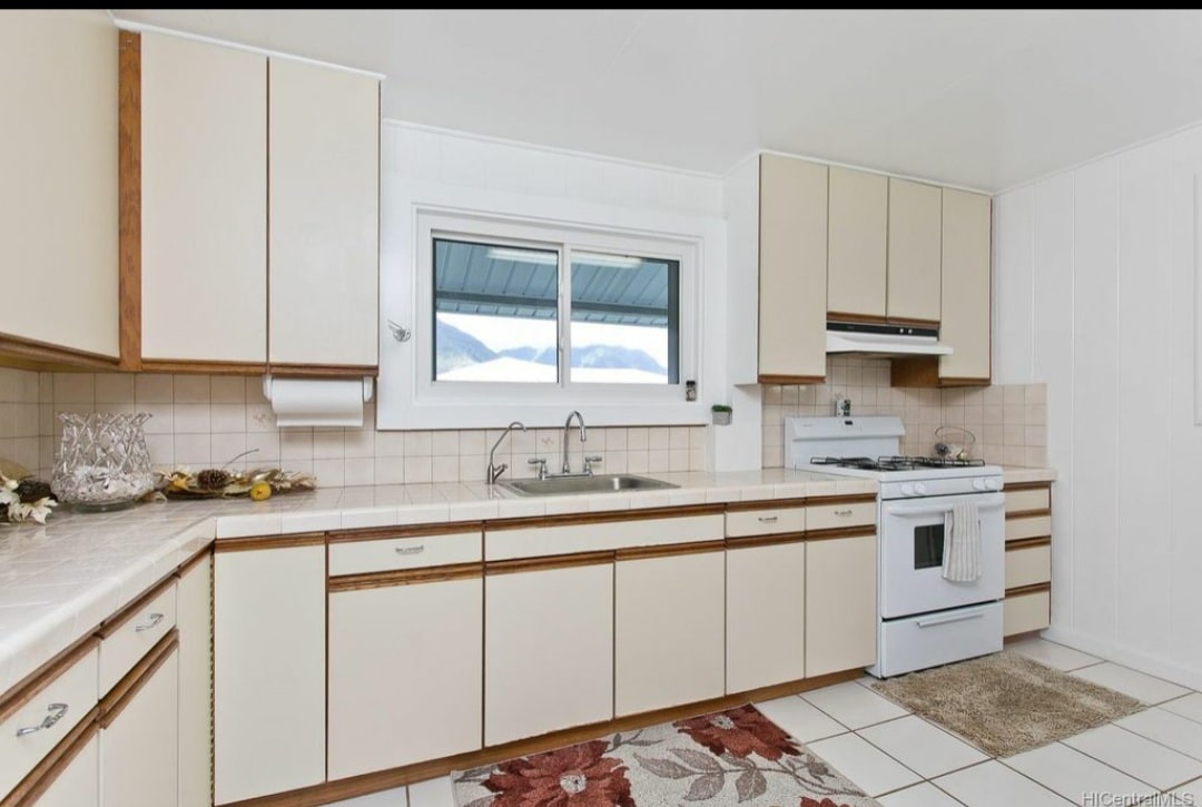 Kitchen with Mountain Views - 1105 Nanialii St