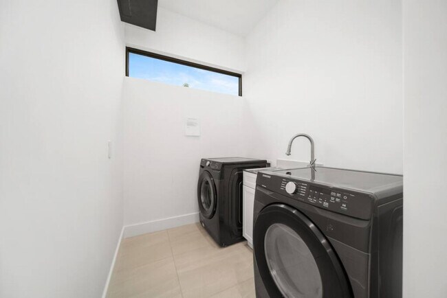 Building Photo - 601 NE 16th Ave