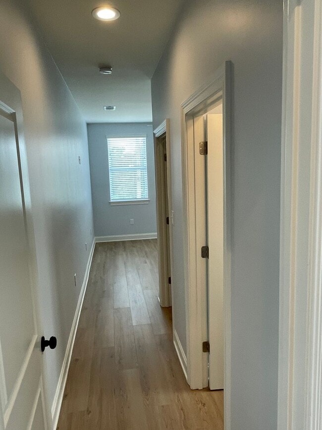 Building Photo - New 3BD/3.5BA w/ Gated Parking, great location Close to Downtown.