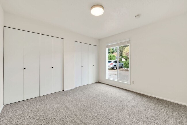 Building Photo - 1628-1628 Madras St SE