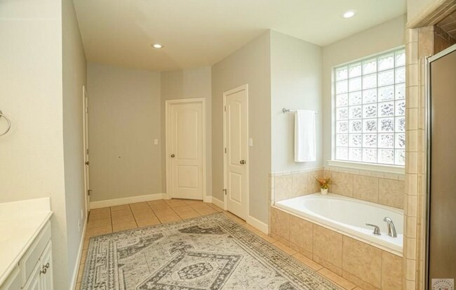 Building Photo - Beautiful, Spacious 4 bedroom Home for Rent!