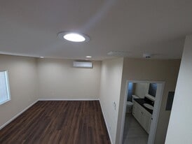 Building Photo - 702 S Pine St