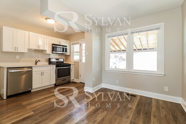 Building Photo - Charming 2BR 1BA Townhome
