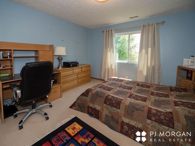 Building Photo - 4 bedroom, 3 bathroom - Available 10/14