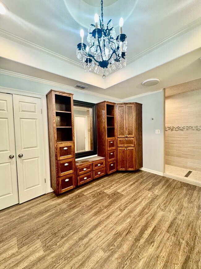 Building Photo - Elegant Estate in the Country Club Setting-Mother in law suite