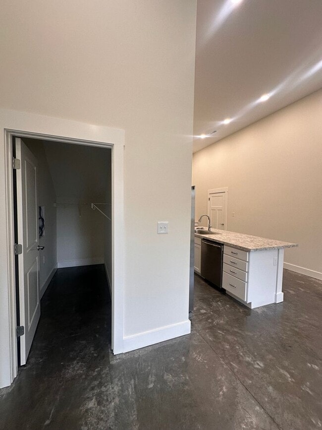Building Photo - Basement Apartment 1BR/1BA New build in Cl...