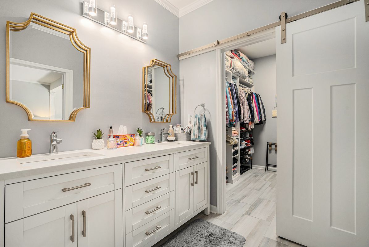 Building Photo - 3813 Paces Ferry W