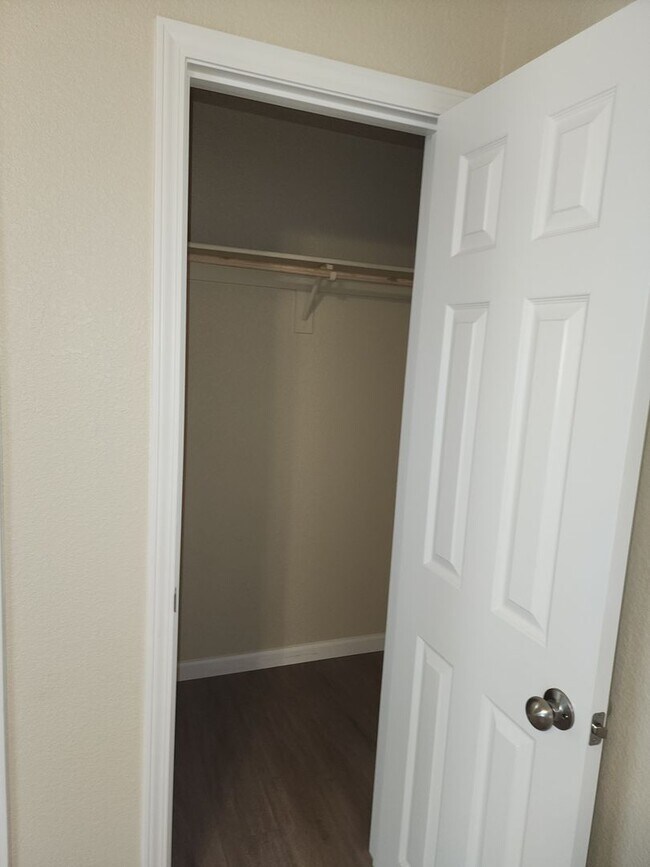 Building Photo - 2 Bedroom 1 Bath with Washer and Dryer Hook-ups