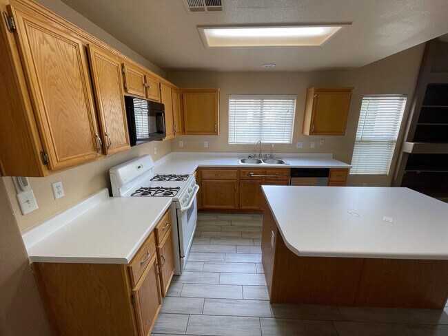 Building Photo - CHARMING 3BD/2BA HOME NEAR ELKHORN