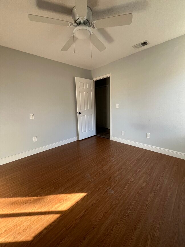 Building Photo - 325 Redwing Way