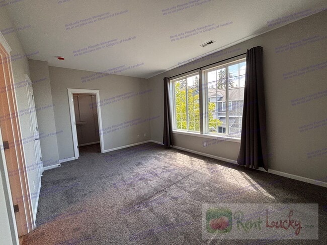 Building Photo - Bright and Spacious Fircrest Townhome in U...