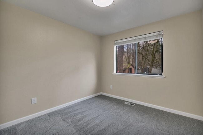 Building Photo - ONE LEVEL LIVING in Peaceful & Private Location!