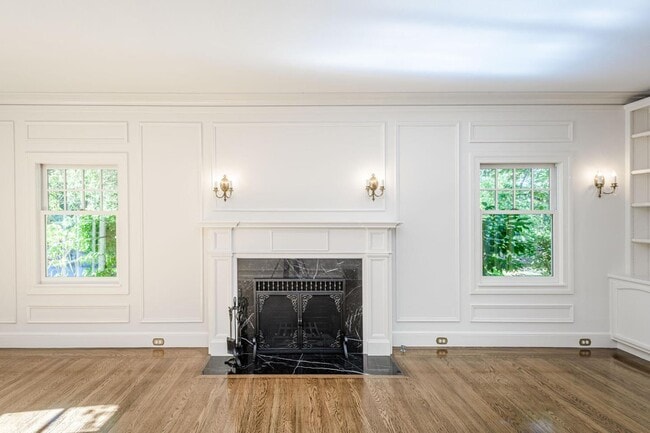 Building Photo - 719 W Poplar Ave