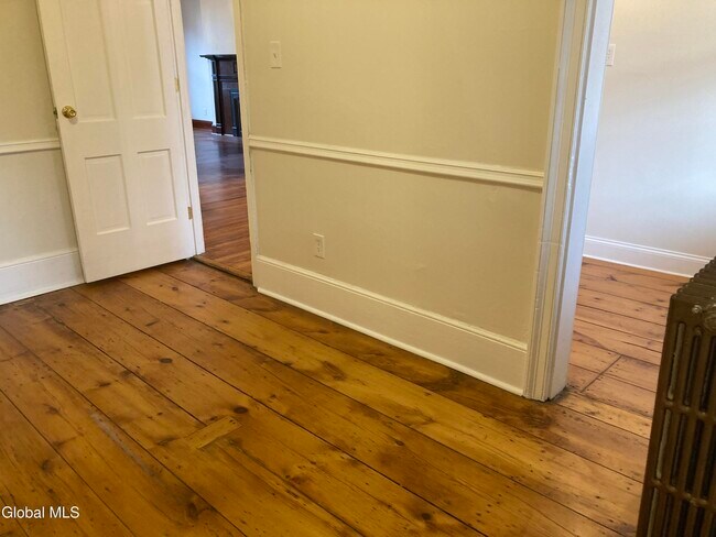 Building Photo - 162 4th St