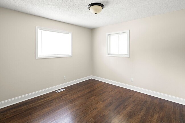 Building Photo - Renovated Cottage - Central West Asheville Location