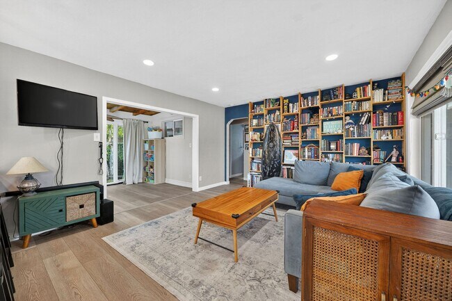 Building Photo - Beautiful 2 bedroom single family home available in Sunset Cliffs!