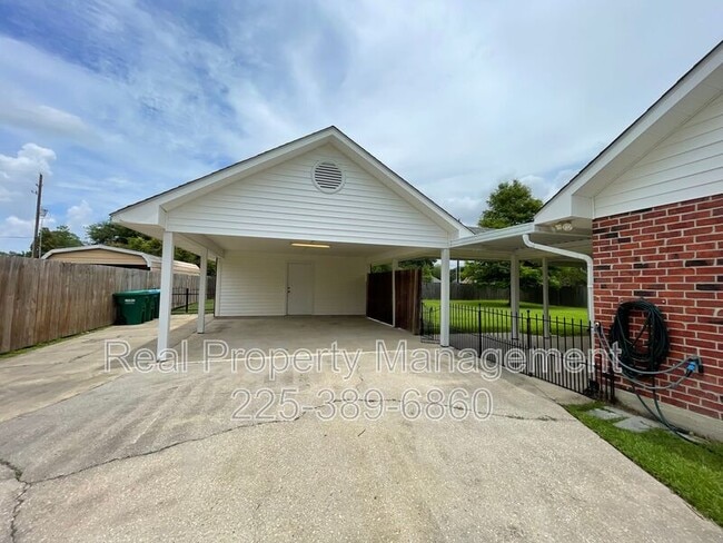 Building Photo - 2422 Riverside Dr