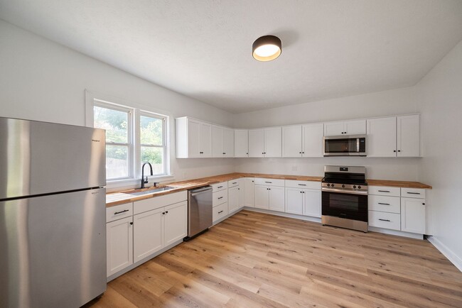 Building Photo - SHORT TERM RENTAL: Beautifully Renovated C...