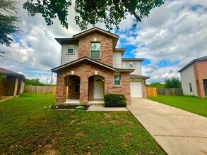 Building Photo - 3 BED 2.5 BATH WITH FRESH PAINT AND NEW AP...