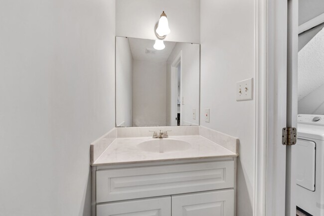 Building Photo - Adorable 3 BD/2.5 BA Hillsborough Home!