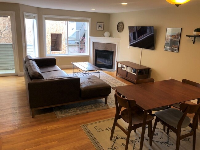 Building Photo - 3Bd/3Ba Seattle Townhouse