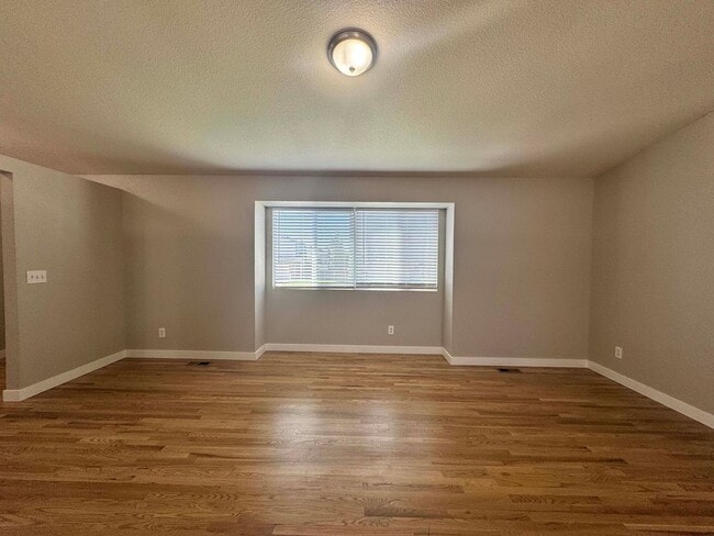 Building Photo - Updated 5 Bedroom Home