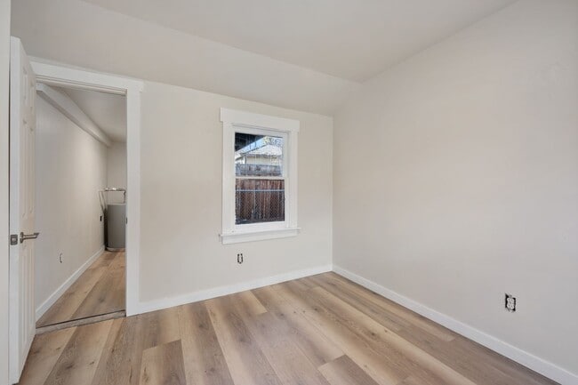 Building Photo - Beautiful Unit in the Heart of Bend!